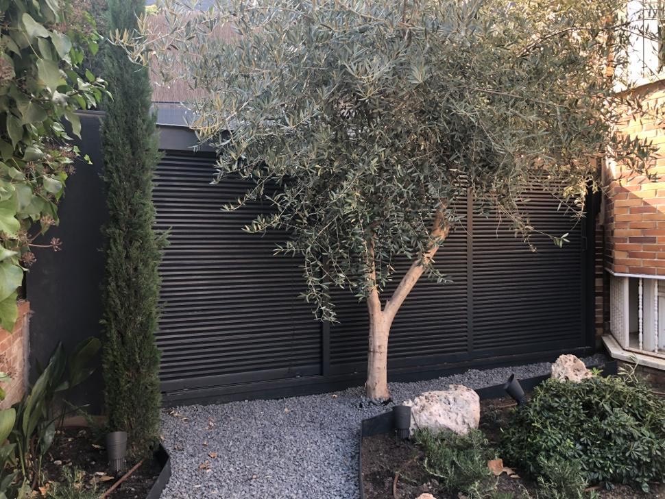 Cuarto de instalaciones y puerta de lamas